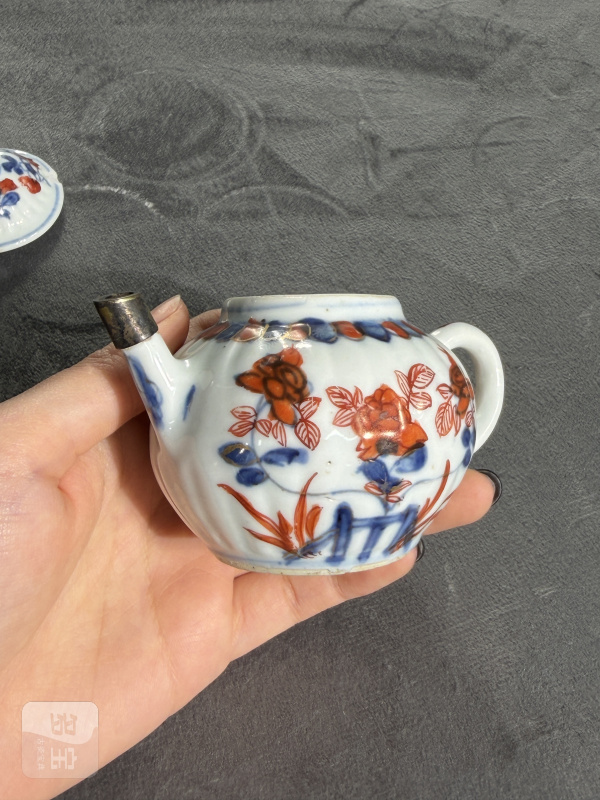 清康熙青花矾红描金花卉纹瓜棱形小壶（包铜口） - 图3